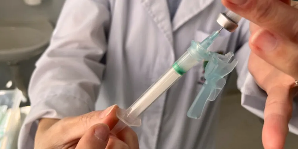 Foram registradas 110.473 doses aplicadas em 390 municípios no Paraná