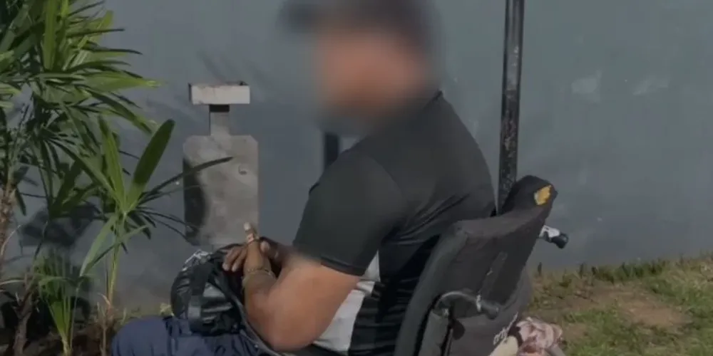 Homem cadeirante foi levado à delegacia após admitir que agrediu uma mulher durante a cobrança de uma dívida de R$ 70 pela venda de um celular