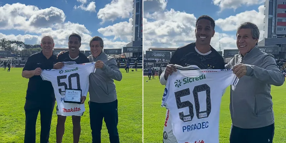 O atleta recebeu uma placa comemorativa e uma camisa personalizada com o número 50 nas costas