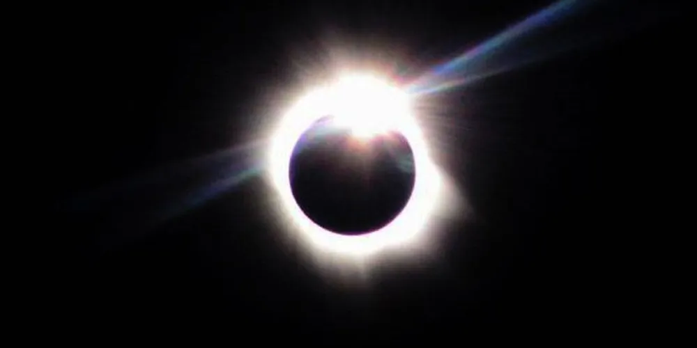 O pico do eclipse está previsto para às 14h