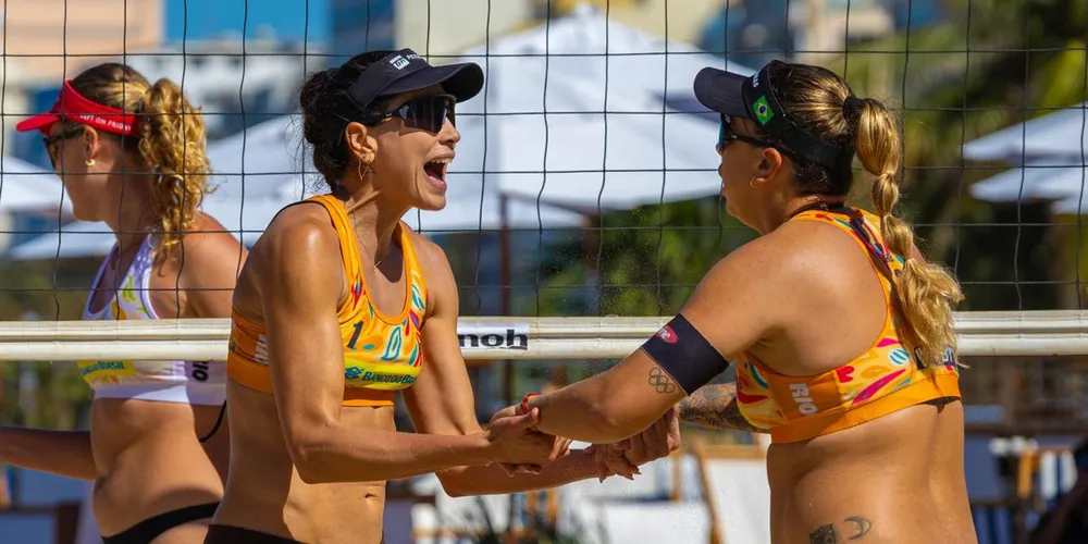 A dupla Carol Solberg e Rebecca, líderes do ranking mundial, passou pelas americanas Kraft/Cheng por 2 sets a 0