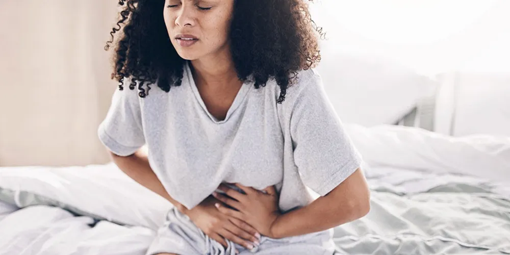 O principal sintoma é a cólica menstrual intensa, mas a doença também pode se manifestar com dor durante a relação sexual, alterações intestinais e urinárias