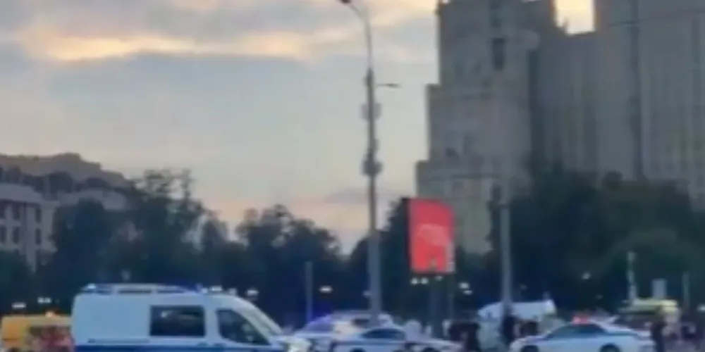 As autoridades suspeitaram que ela levava um artefato explosivo improvisado, que acabou explodindo antes da suspeitar entrar no local