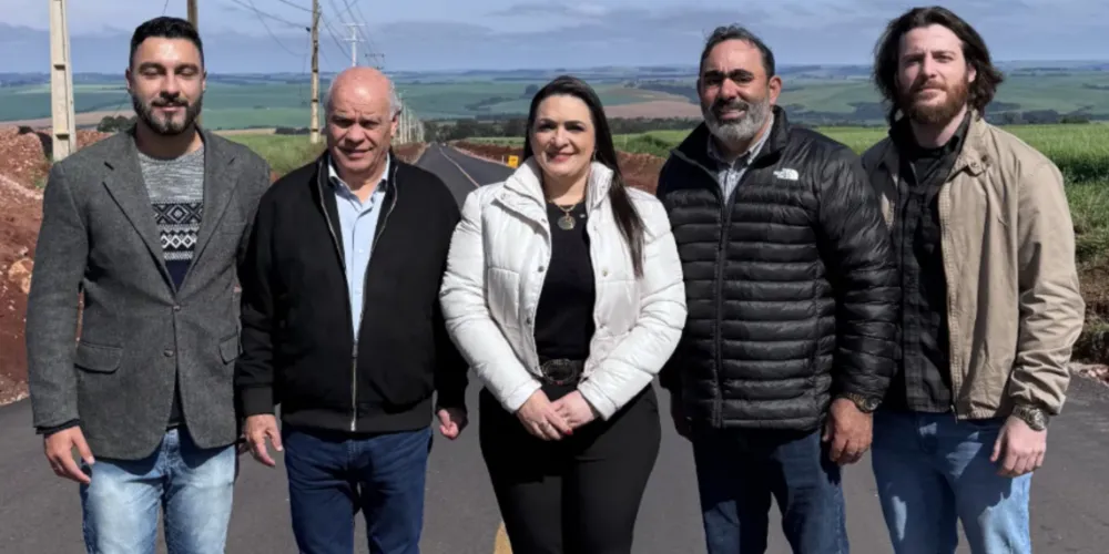 Vistoria da obra em andamento da Estrada de São João, em Carambeí