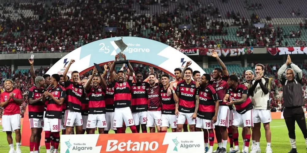 Jogadores do Flamengo erguem o troféu após vitória sobre o Benfica