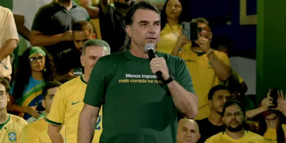 No vídeo sintético, Jair Bolsonaro apoia a candidatura do filho