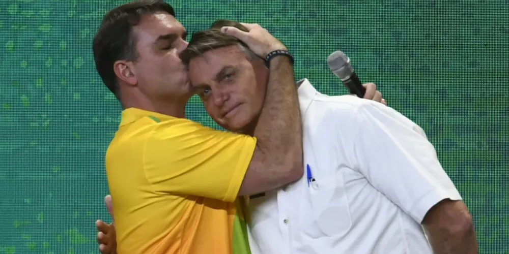 O senador Flávio Bolsonaro (PL) e o ex-presidente Jair Bolsonaro