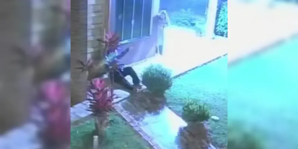 A mulher foi agredida, mas ainda sim conseguiu pedir ajuda
