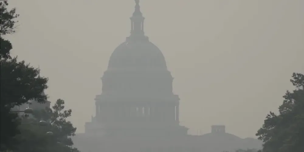 Fumaça de incêndios florestais no Canadá cobre a manhã em Washington