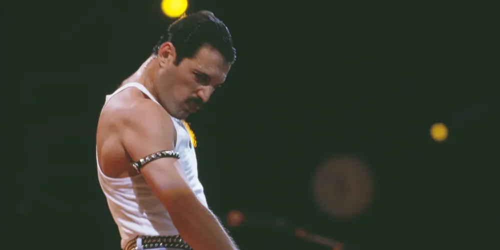 Cantor Freddie Mercury em show do Queen no estádio do Wembley, em Londres, no festival "Live Aid", em 13 de julho de 1985
