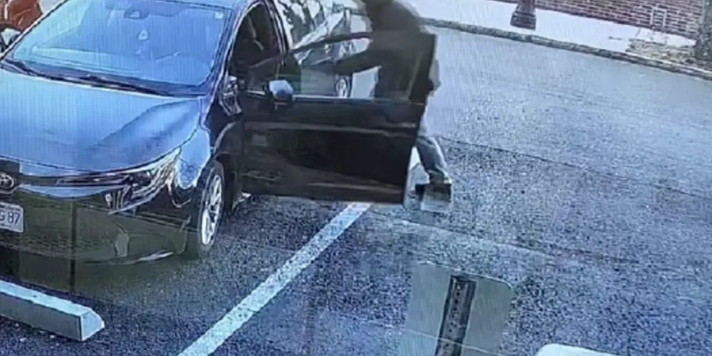 Foto divulgada pelo FBI mostra o brasileiro Helbert Oliveira supostamente assaltando um veículo de transporte de valores