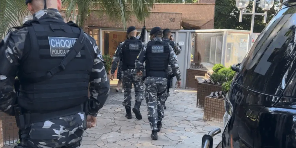 Equipes do Batalhão de Choque foram mobilizadas para a ocorrência com reféns em apartamento na zona sul de Londrina; homem estaria em surto