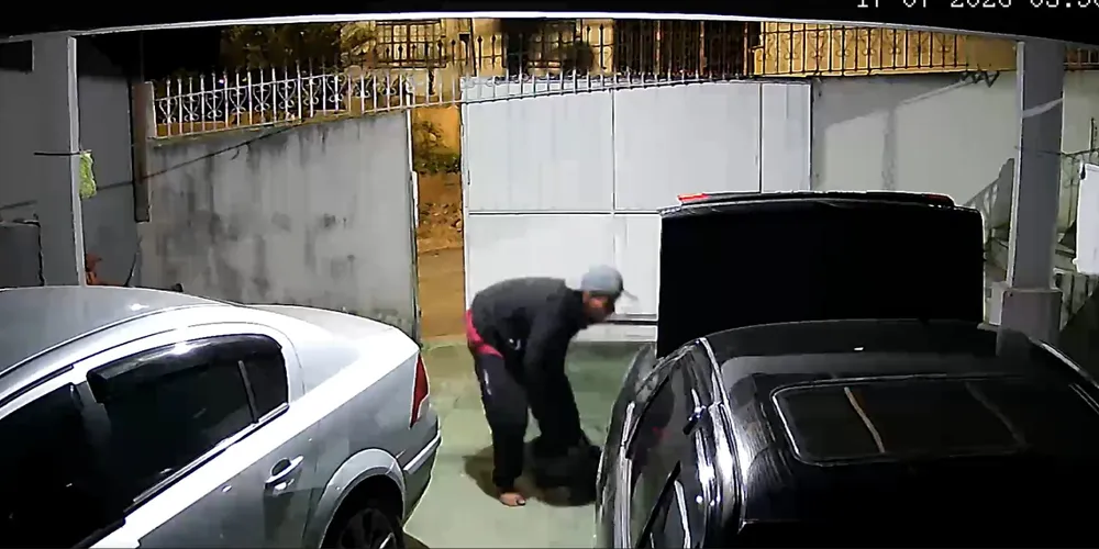O circuito interno de monitoramento do imóvel registrou toda a movimentação do criminoso