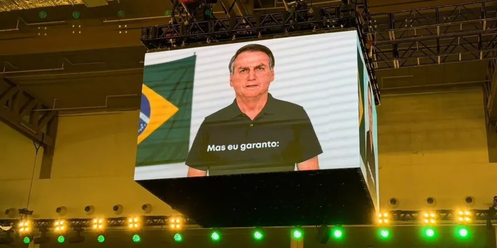 O vídeo apresentado em evento da campanha de Flávio Bolsonaro mostra seu pai, o ex-presidente Jair Bolsonaro