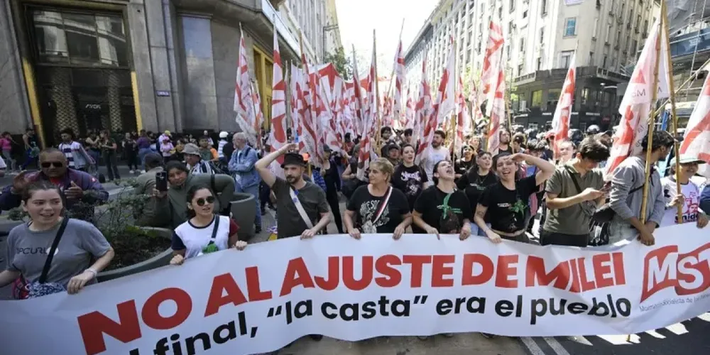 Parte do protesto refletia a indignação popular com uma controversa reforma agrária e de propriedade