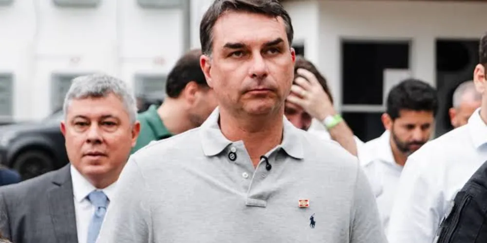 Flávio dispensou a escolta da Polícia Federal (PF) que estava garantida para acompanhá-lo pelo Brasil, sob a alegação de que possa haver infiltrados entre os agentes