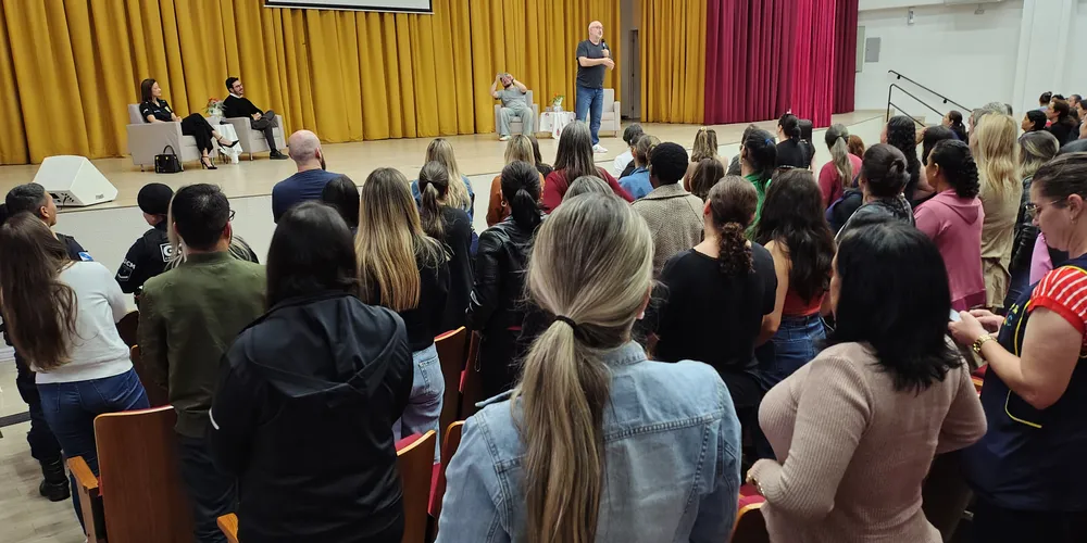 Participaram das atividades diretores, coordenadores pedagógicos e professores das Escolas Municipais e Centros Municipais de Educação Infantil (CMEIs), além de profissionais de instituições parceiras
