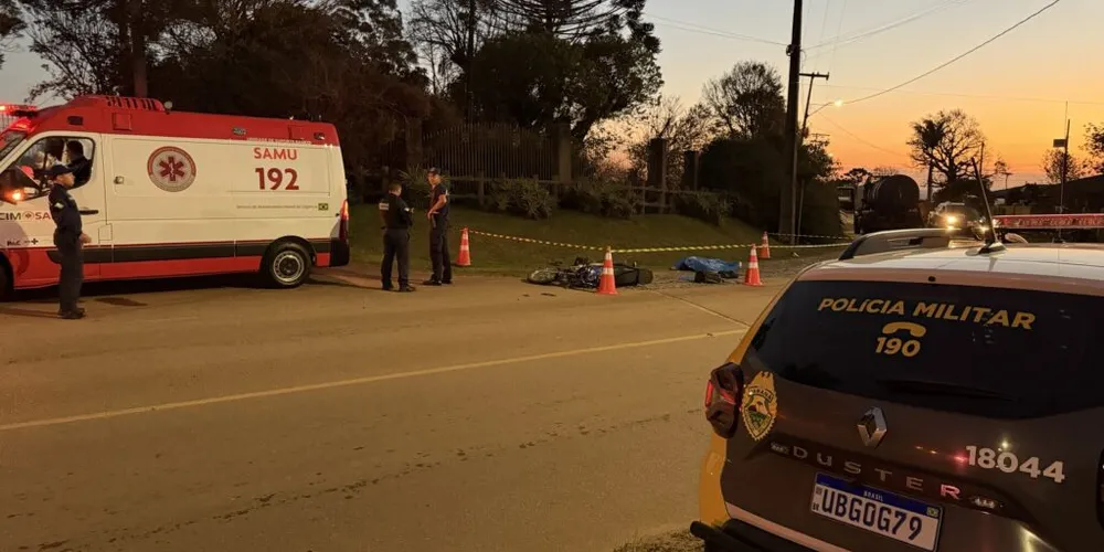 Com o impacto no caminhão, o motociclista sofreu ferimentos graves e morreu ainda no local