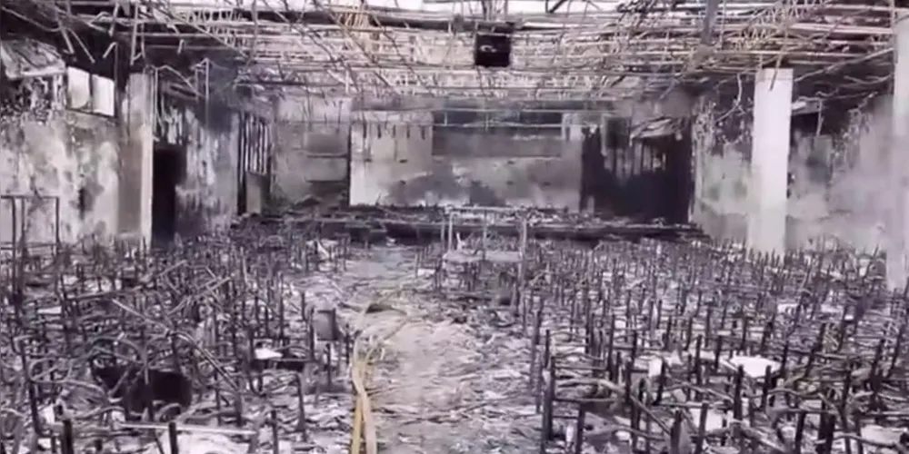 O fogo teve início por volta das 8h30 no depósito do templo