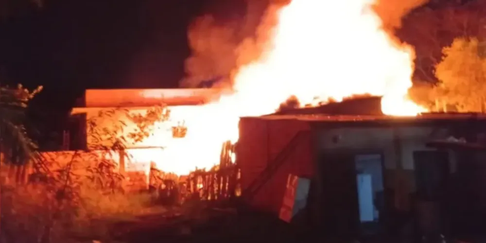 Casa pega fogo em Ivaiporã
