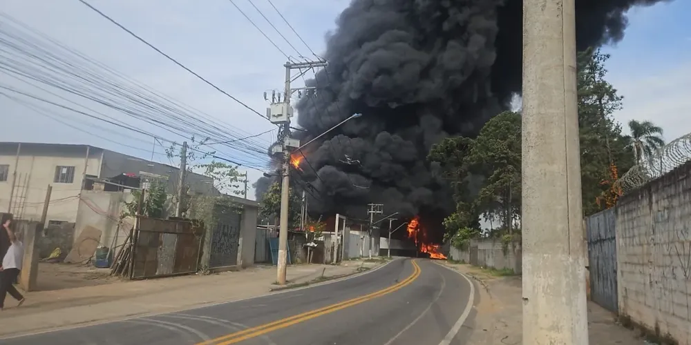 O fogo foi registrado em um galpão localizado na Estrada do Bonsucesso, na altura do número 1700