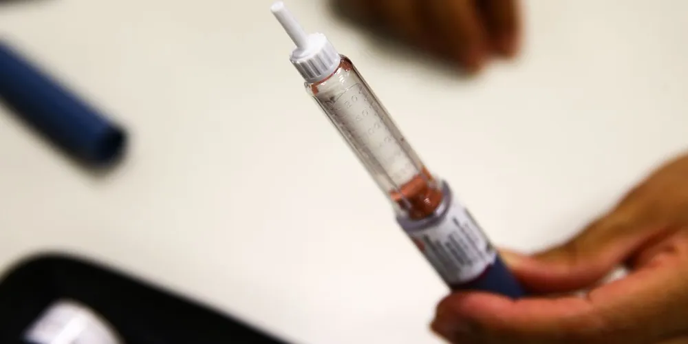 Popularmente, esses medicamentos são chamados de canetas emagrecedoras porque ajudam na perda de peso