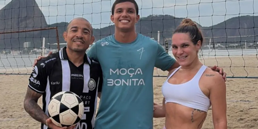 José Aldo com a camisa do Fantasma ao lado de sua esposa, Vivianne Pereira Oliveira