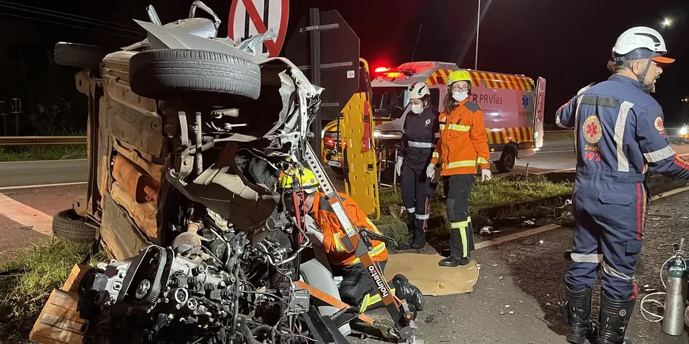 A colisão traseira envolveu um Volkswagen Up, que bateu na traseira de uma carreta, e mobilizou diversas equipes
