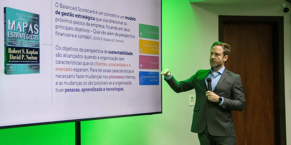 Durante o encontro, Julio destacou a importância de alinhar estratégia e execução, reforçando que a disciplina de gestão é essencial para garantir consistência e performance