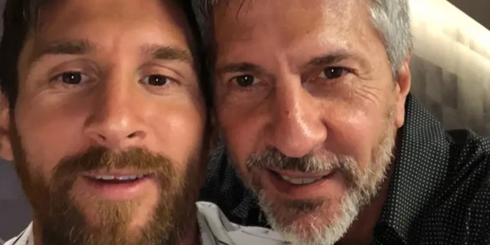 Lionel Messi ao lado de seu pai, Jorge Messi