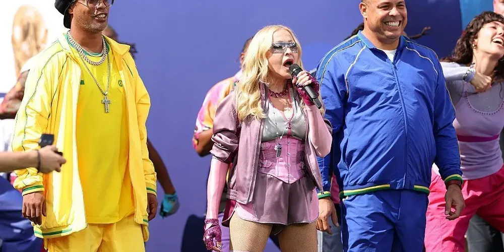 A direção artística é assinada por Chris Martin, vocalista do Coldplay