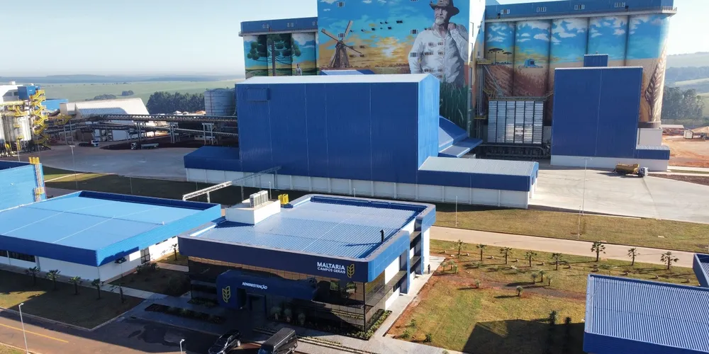 Instalações da Maltaria Campos Gerais em Ponta Grossa, estrutura responsável por transformar a cevada regional e abastecer a indústria cervejeira nacional