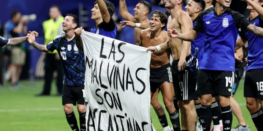 O Código Disciplinar da Fifa proíbe manifestações de natureza política nas competições, e a exibição da faixa causou revolta no parlamento britânico