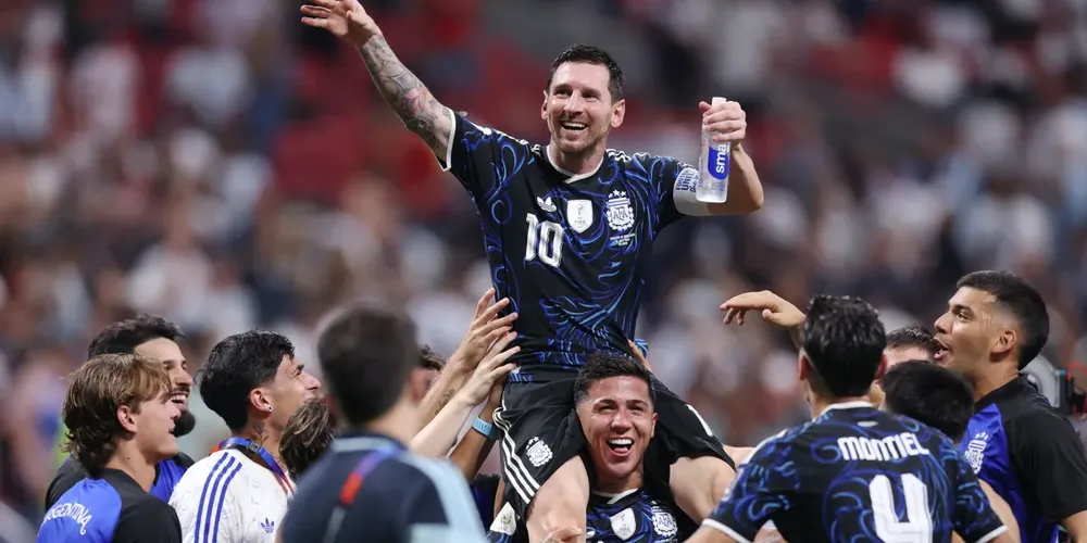 Lionel Messi celebrando a classificação da Argentina à final da Copa do Mundo com seus companheiros