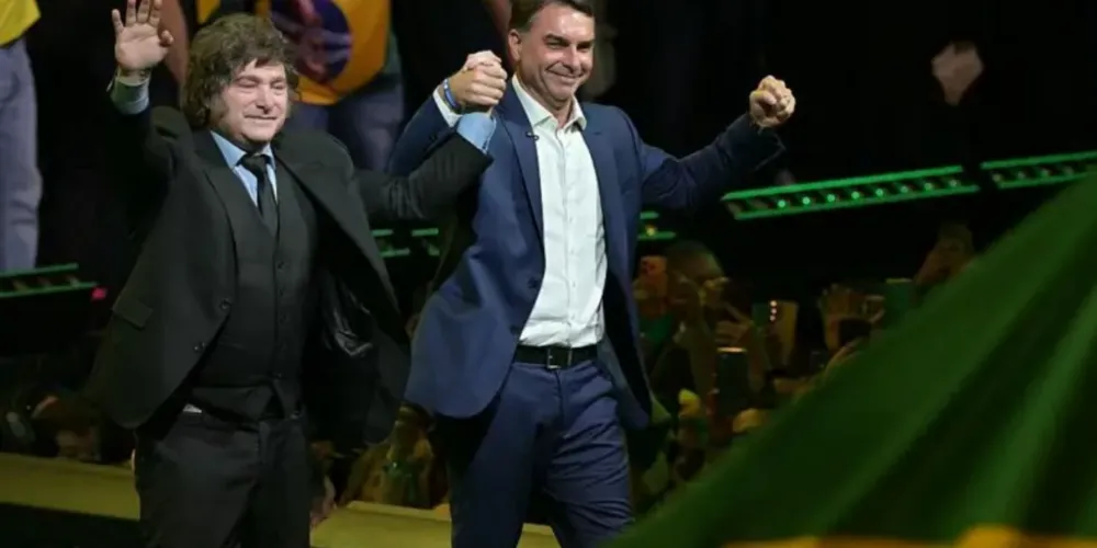 O presidente da Argentina, Javier Milei, ao lado de Flávio Bolsonaro, que lançou oficialmente sua candidatura à Presidência da República
