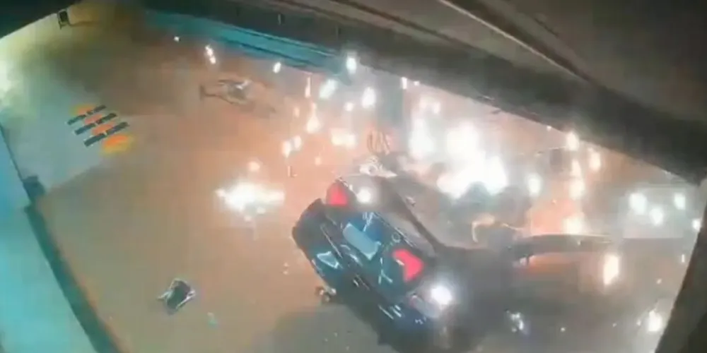 Câmera de monitoramento capturou a violência da colisão do Honda Civic na região central de Amambai