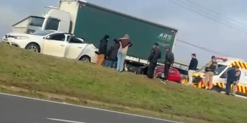 Atendimento prestado a acidente envolvendo carro e motocicleta na Avenida Souza Naves, em Ponta Grossa
