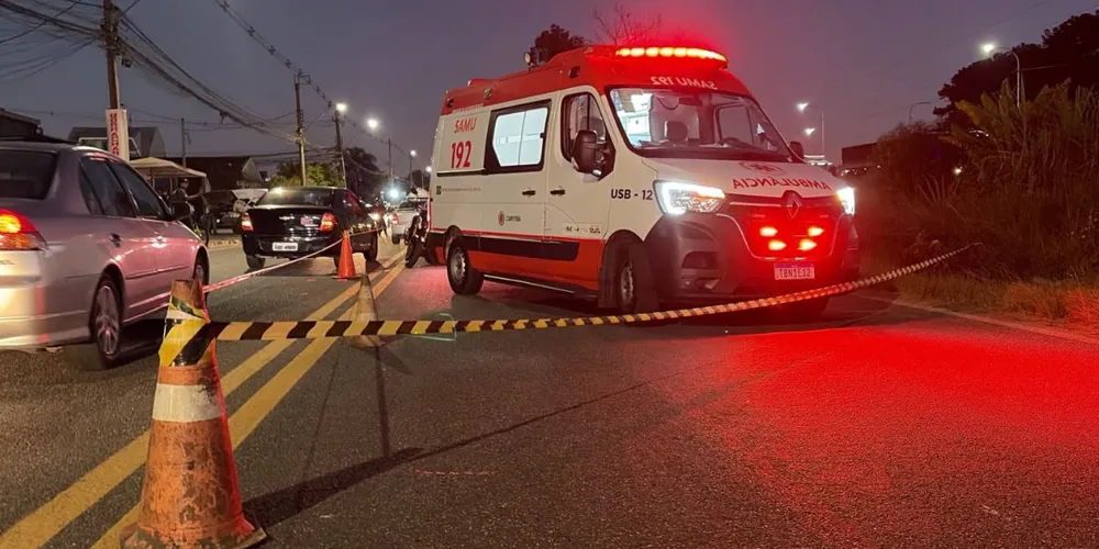 Ambulâncias do Samu foram mobilizadas para atender o motociclista, que sofreu uma parada cardiorrespiratória após a colisão