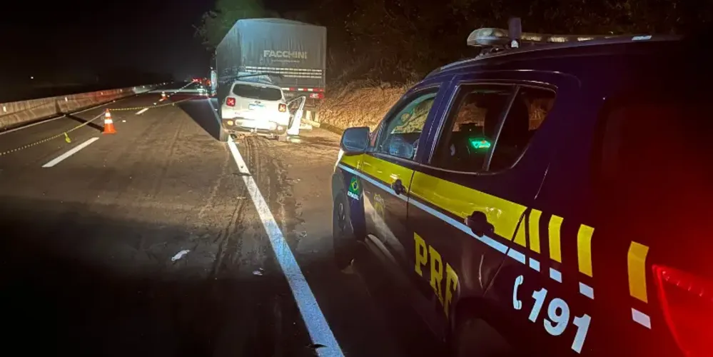 Mulher de 42 anos morre e homem fica gravemente ferido após Jeep Renegade bater na traseira de uma carreta na BR-369, em Uraí