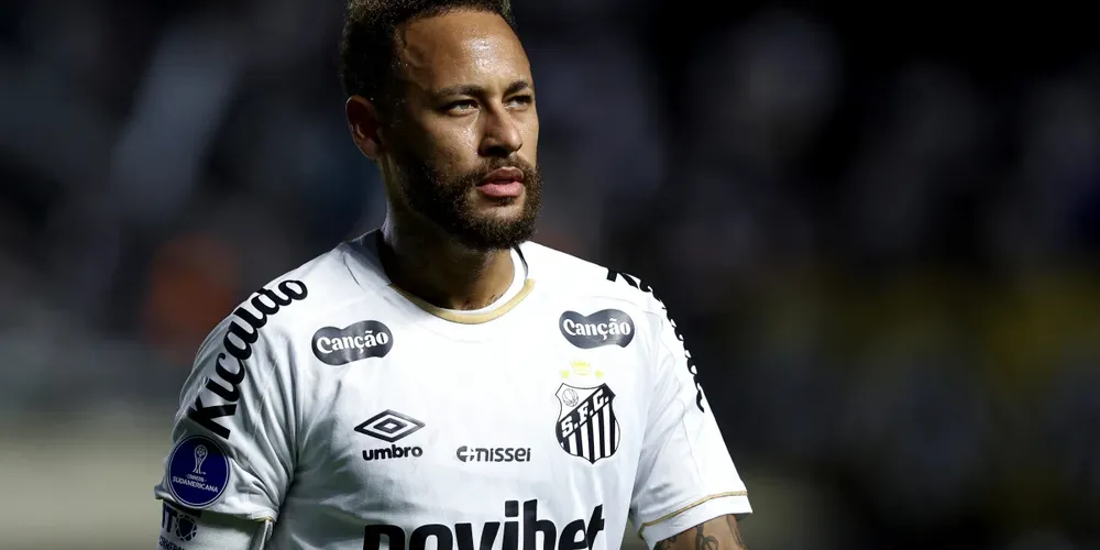 O goleiro do time paraense ainda apareceu bem em outras oportunidades. Aos 14, impediu gol de Neymar