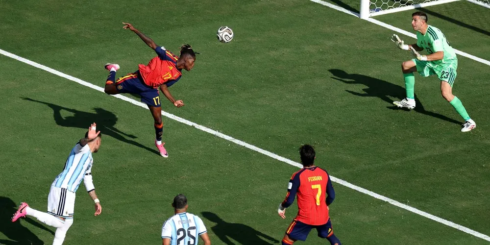A seleção espanhola feminina, em 2023, teve o mesmo placar que os homens na final