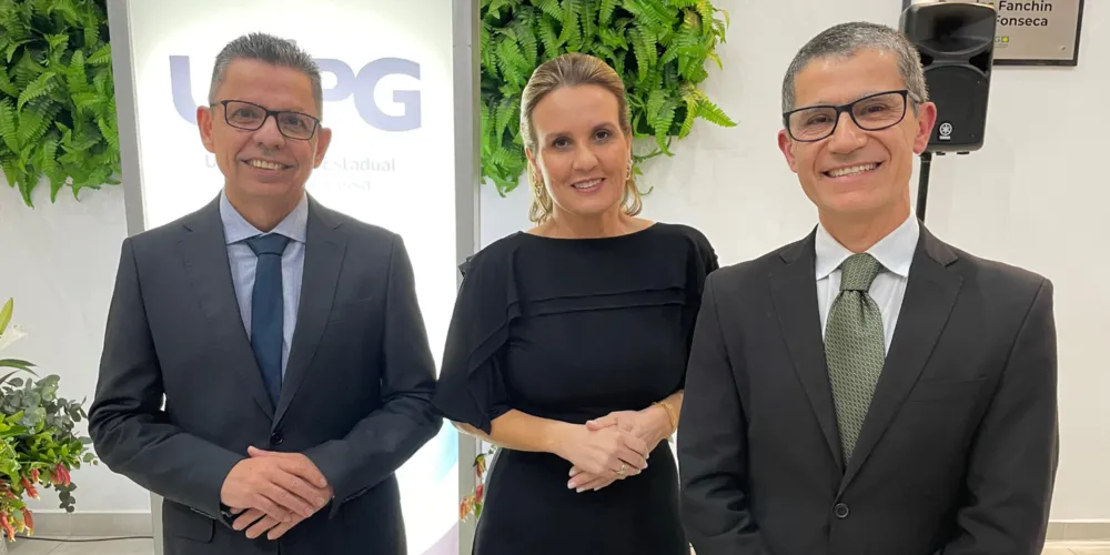 O professor Ivo Mottin Demiate é o novo reitor da instituição, ao lado da professora Adriana Campagnoli, que assume a vice-reitoria