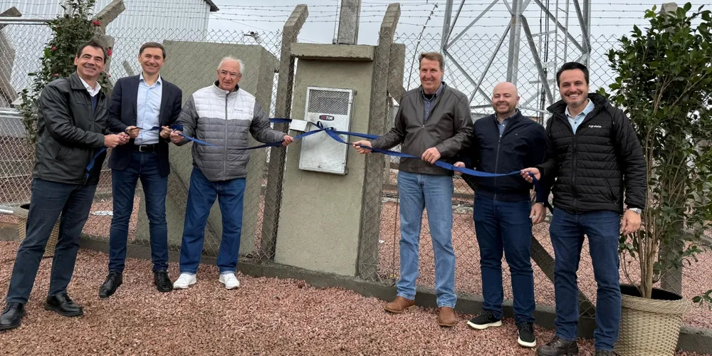 Representantes da Castrolanda, do Parque Tecnológico Agroleite e da TIM Brasil celebram a entrega oficial da nova estrutura de telefonia móvel