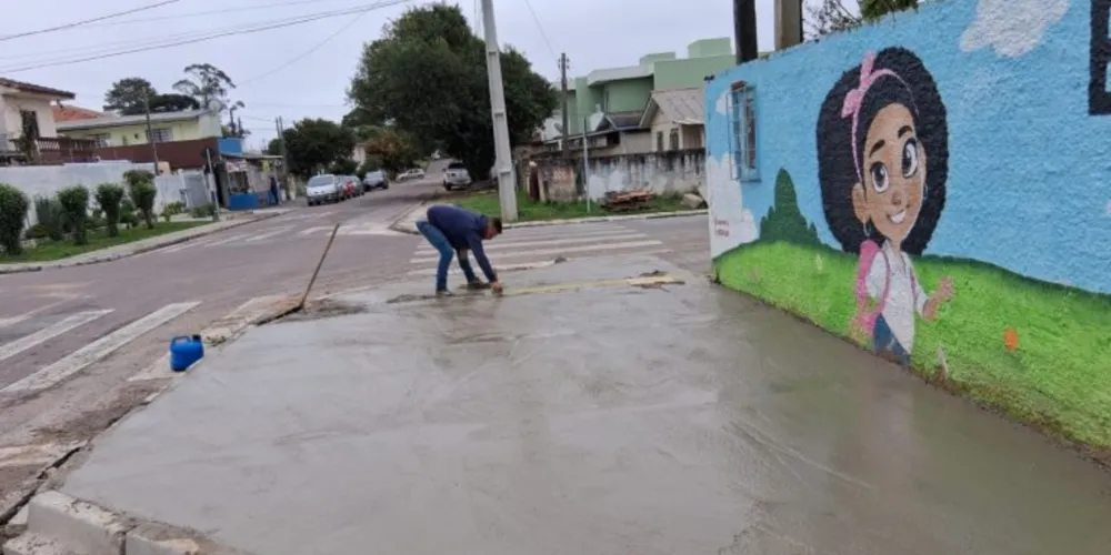 Intervenções beneficiam diretamente a comunidade escolar e contribuem para a organização e a segurança do espaço público