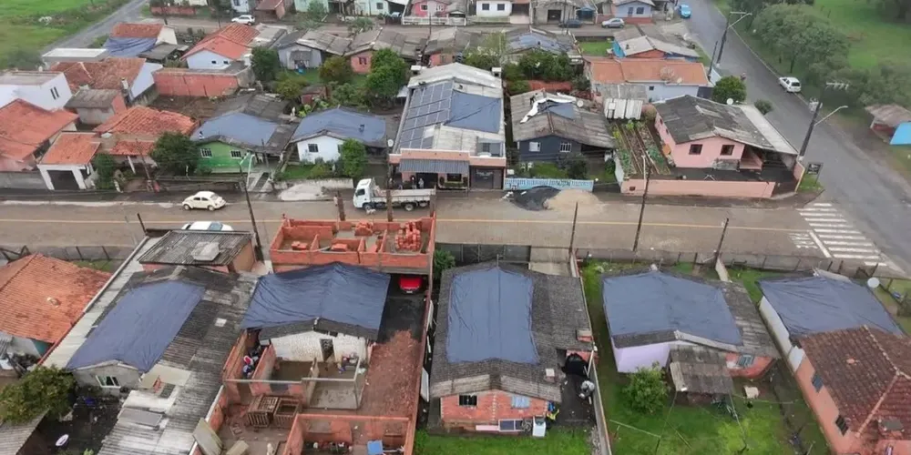 Casas sofreram danos devido ao granizo e aos fortes ventos que atingiram a cidade de Bela Vista do Toldo, em Santa Catarina