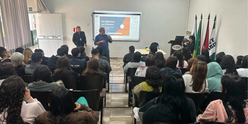 A iniciativa atendeu a um convite da própria escola e abordou temas do mercado de trabalho