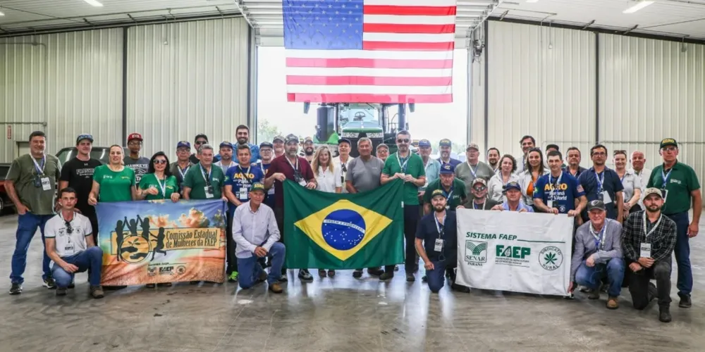 Líderes rurais do Paraná observam maquinário de alta velocidade e estrutura de armazenagem própria durante viagem técnica à fazenda da família Brelsford, em Iowa