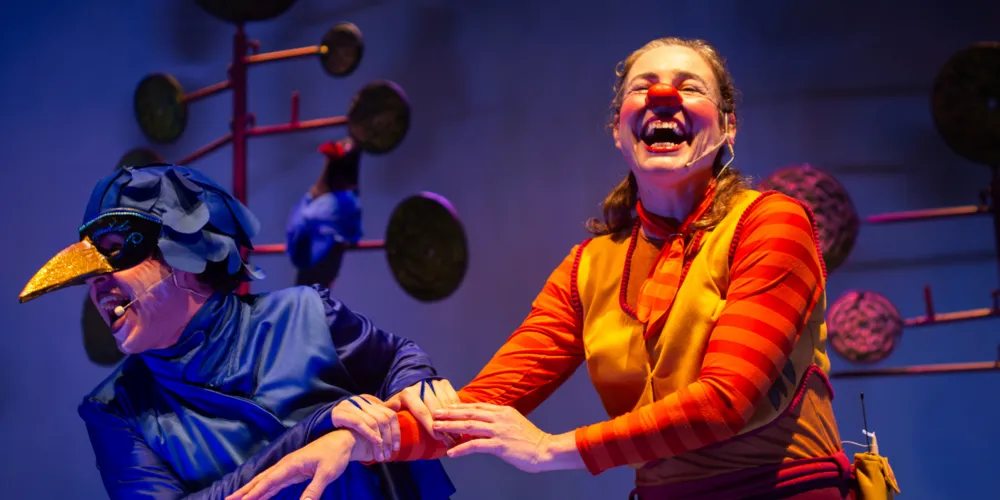 A montagem apresenta elementos da identidade paranaense por meio de recursos como bonecos, teatro de sombras, máscaras e palhaçaria