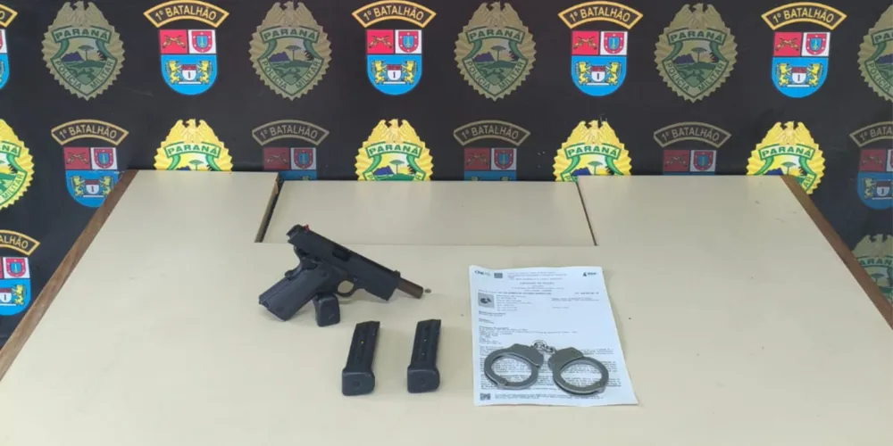 Policiais militares do 1º Batalhão da Polícia Militar do Paraná (PMPR) cumpriram o mandado de prisão e a apreensão de arma de fogo