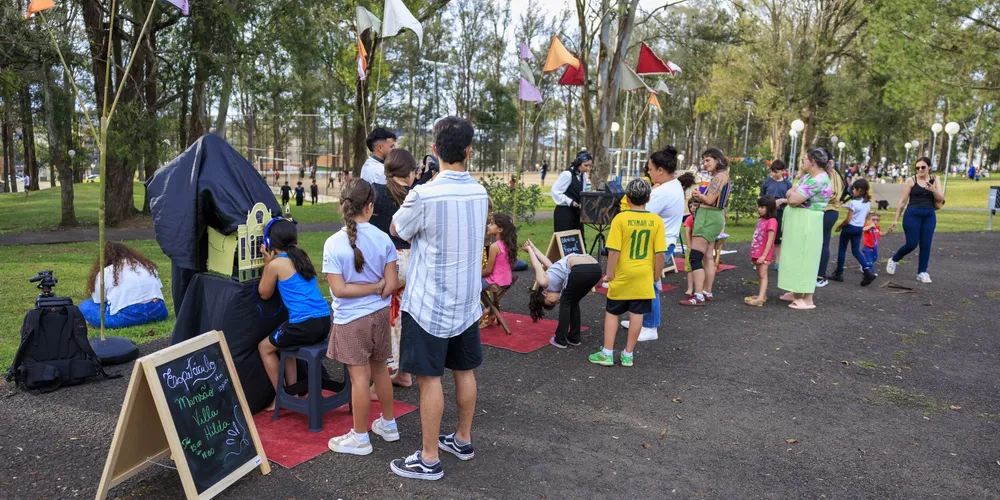 A proposta buscou valorizar o encontro entre arte, memória, território e comunidade, aproximando o teatro lambe-lambe de públicos diversos